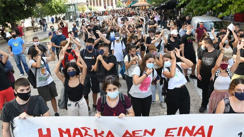 «Xωρίς καθηγητές σε αίθουσες κλουβιά - αυτό δεν είναι μέτρα, είναι μια τρολιά!»