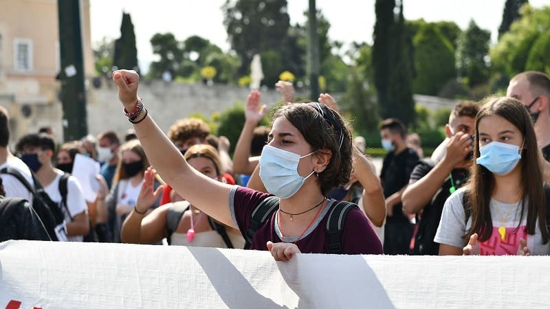 Καταϊδρωμένοι δημοσιογράφοι «ανακρίνουν» 16ρηδες