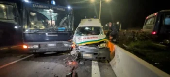 Ασθενοφόρο «καρφώθηκε» σε κλούβα των ΜΑΤ που είχε κλείσει την Εθνική Οδό