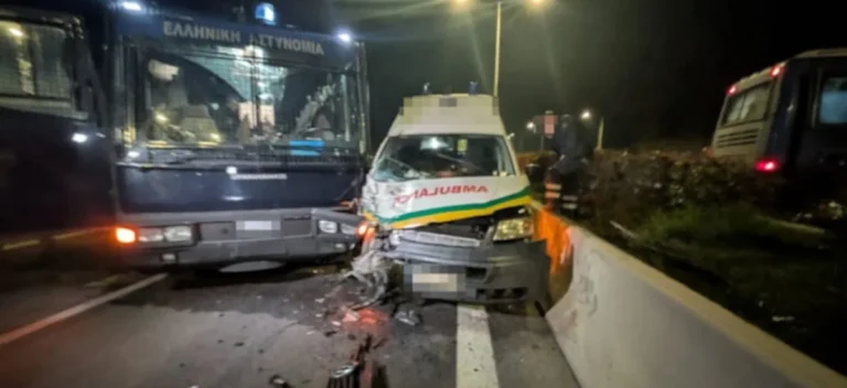 Ασθενοφόρο «καρφώθηκε» σε κλούβα των ΜΑΤ που είχε κλείσει την Εθνική Οδό!