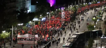 Το «Bandiera rossa» στη διαπασών έξω από την Πρεσβεία