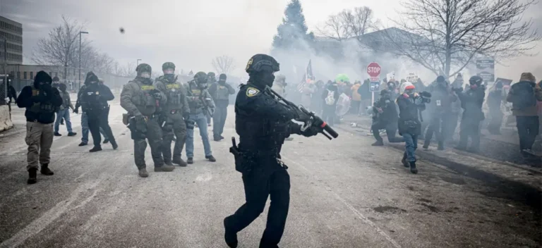 Οι εγκληματίες της ICE εκτελούν κόσμο στις ΗΠΑ!