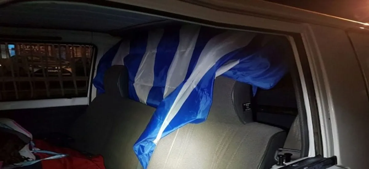 «Ελληναράς» διακινητής έκρυβε πρόσφυγες κάτω από ελληνική σημαία