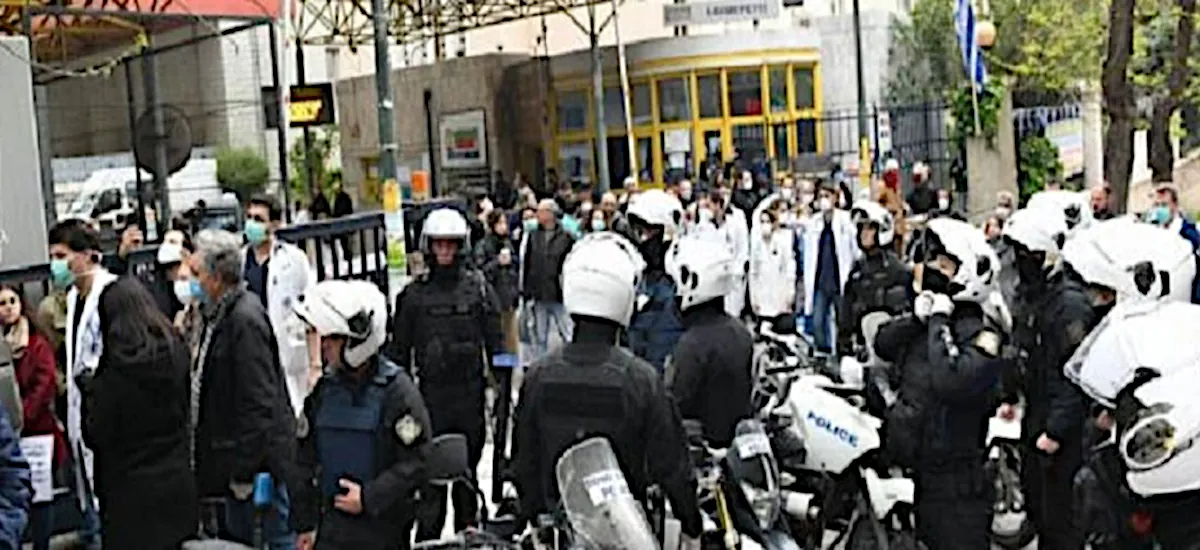 Ευαγγελισμός: Με χειροπέδες προσήχθη εργαζόμενη στο Τμήμα