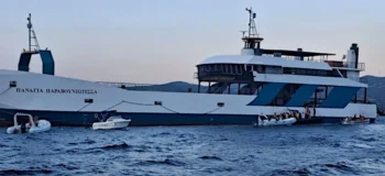 Φέρι μποτ με 105 επιβάτες έπεσε πάνω σε ξέρα