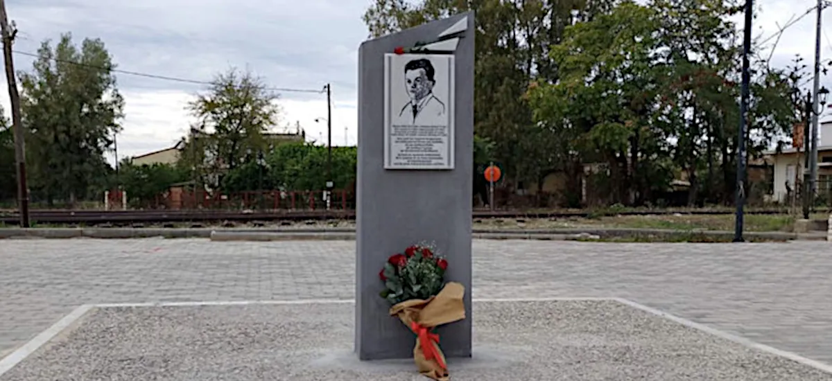 Καθάρισε μνημείο που είχε βεβηλωθεί από φασιστοειδή