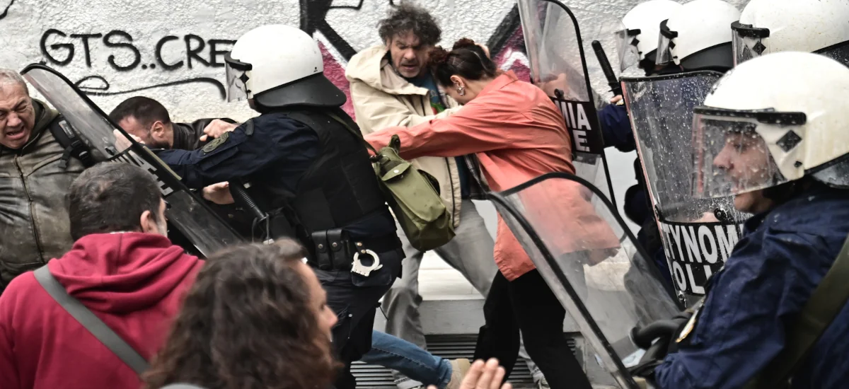 ΜΑΤ χτύπησαν γονείς, εκπαιδευτικούς και παιδιά έξω από τη ΔΙΠΕ Α' Αθήνας