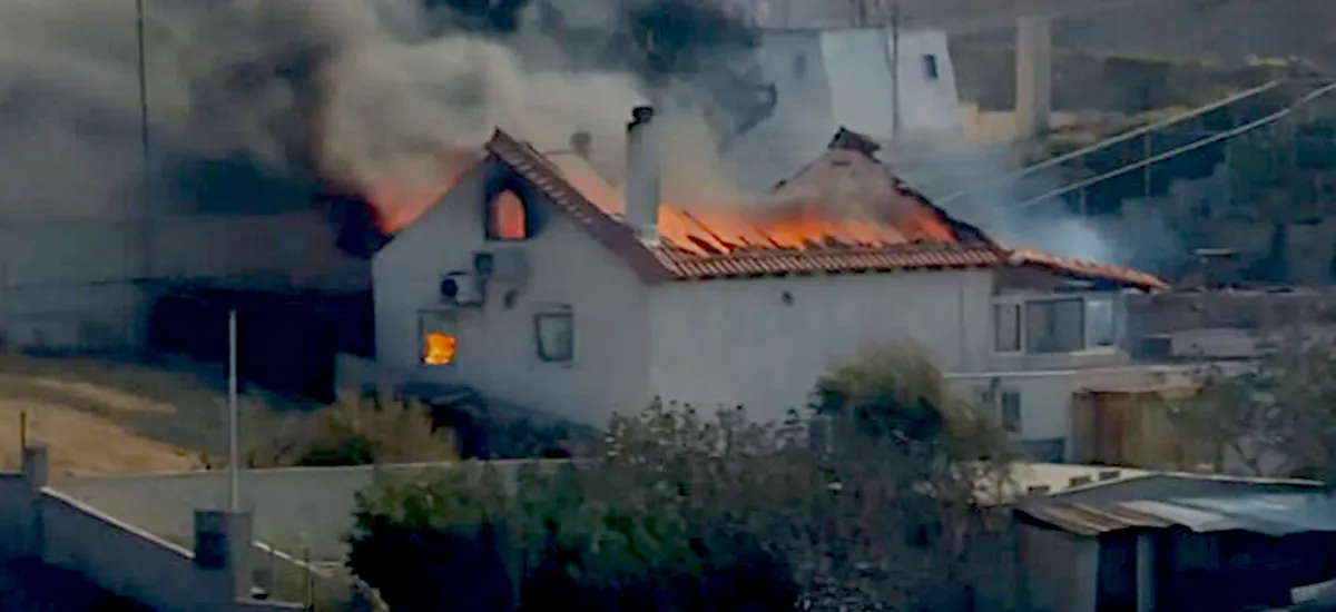 Νεκρός στην Κερατέα: Καίγονται σπίτια και καλλιέργειες