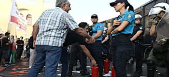 Το ΠΑΜΕ εξόπλισε την ΕΛΑΣ με... πυροσβεστήρες