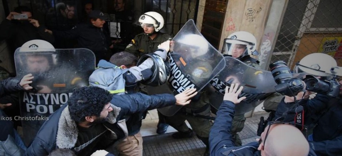 Επίθεση ΜΑΤ με γκλομπ και χημικά έξω από συμβολαιογραφείο