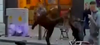 Παρέα ρατσιστών παρενοχλούσε μαύρη έγκυο κοπέλα