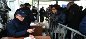 Σφραγίζουν τη δίκη των Τεμπών πίσω από ΜΑΤ και αποκλεισμούς