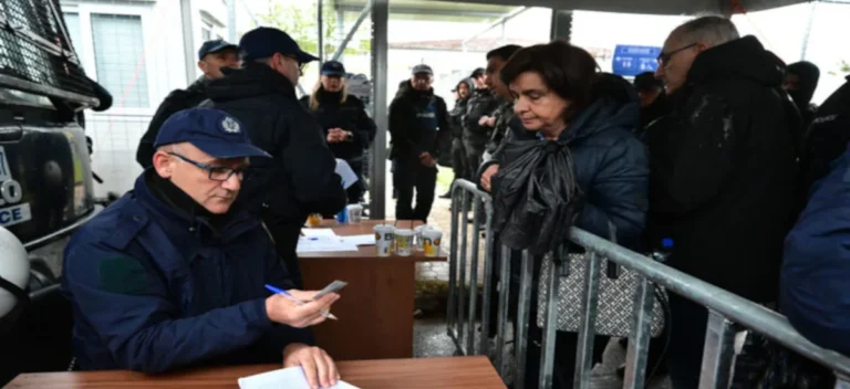 Σφραγίζουν τη δίκη των Τεμπών πίσω από ΜΑΤ και αποκλεισμούς!