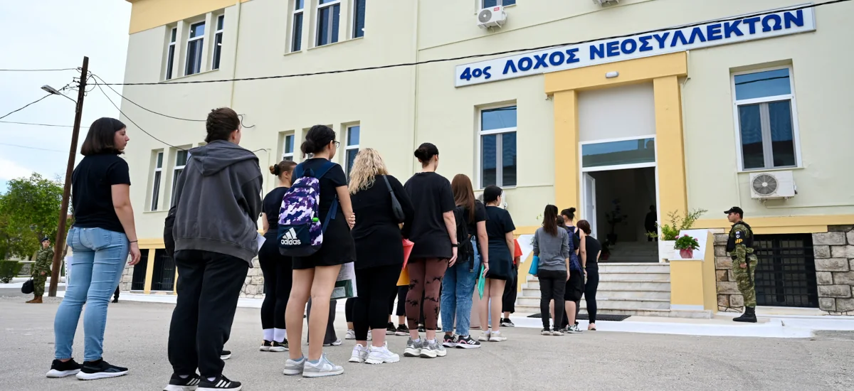 Στράτευση γυναικών: Καμία σχέση με ισοτιμία και χειραφέτηση