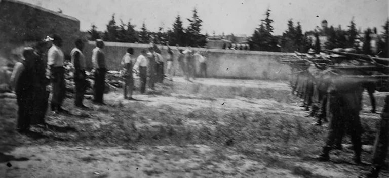 Συγκλονίζει η νέα φωτογραφία από την εκτέλεση των 200 κομμουνιστών!