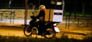 Τάγμα εφόδου ξυλοκόπησε και μαχαίρωσε 22χρονο ντελιβερά
