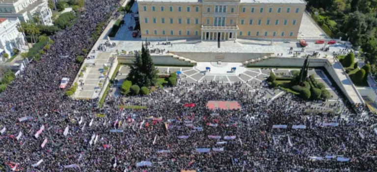Τέμπη: Ολοκληρώθηκε το μεγαλειώδες συλλαλητήριο στο Σύνταγμα!