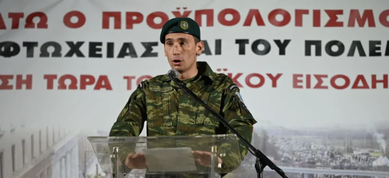 Τιμώρησαν τον στρατιώτη που χαιρέτισε στη συγκέντρωση στο Σύνταγμα!