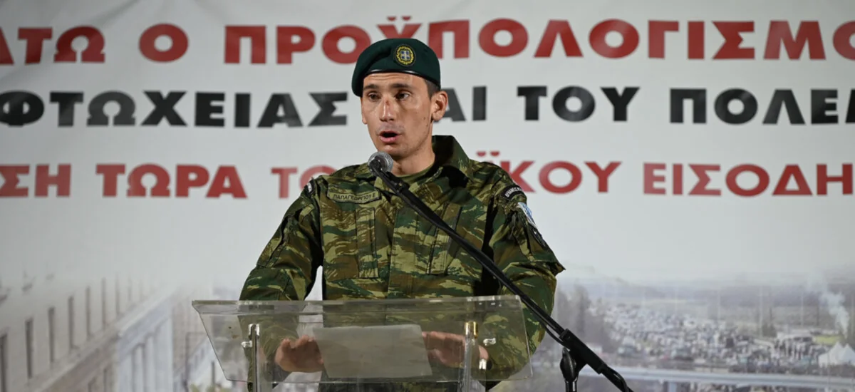 Τιμώρησαν τον στρατιώτη που χαιρέτισε στη συγκέντρωση στο Σύνταγμα