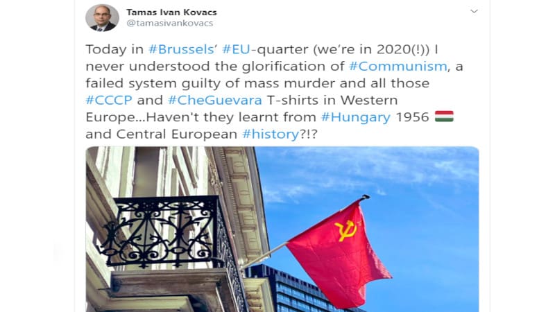Αγανάκτησε ο Ούγγρος πρέσβης βλέποντας την κόκκινη σημαία σε μπαλκόνι στις Βρυξέλλες