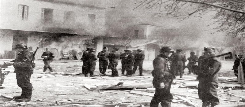 Εδώ πονά η σιωπή, πονάει κι η πέτρα κάθε δρόμου - Επίγραμμα για το Δίστομο