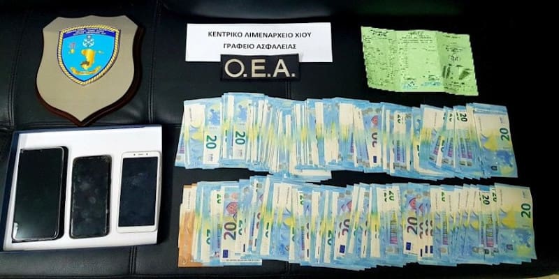 «Ελληναράς» διακινητής έκρυβε πρόσφυγες κάτω από ελληνική σημαία