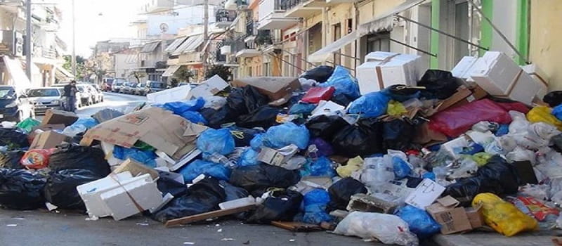 «Σκάσε και κολύμπα» (μες τα σκατά και τα σκουπίδια)