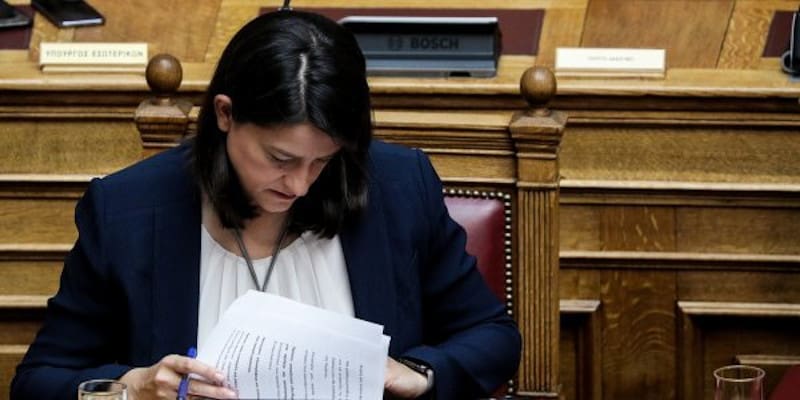 Άριστα στην ασέλγεια σε βάρος της Ιστορίας για την υπουργό Αριστείας