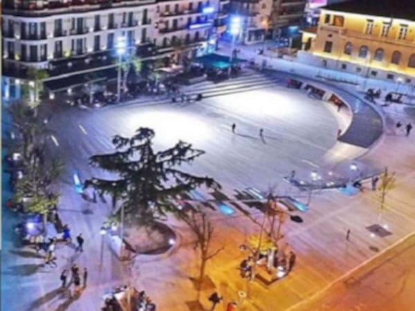 Αδωνις: Το «βαθούλωμα» στην πλατεία της Κοζάνης ευνοεί τη μετάδοση του κορωνοϊού