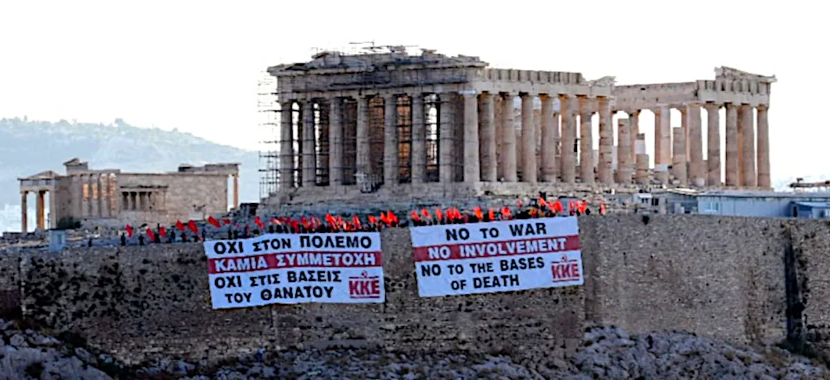 Αντιπολεμικό πανό του ΚΚΕ στην Ακρόπολη