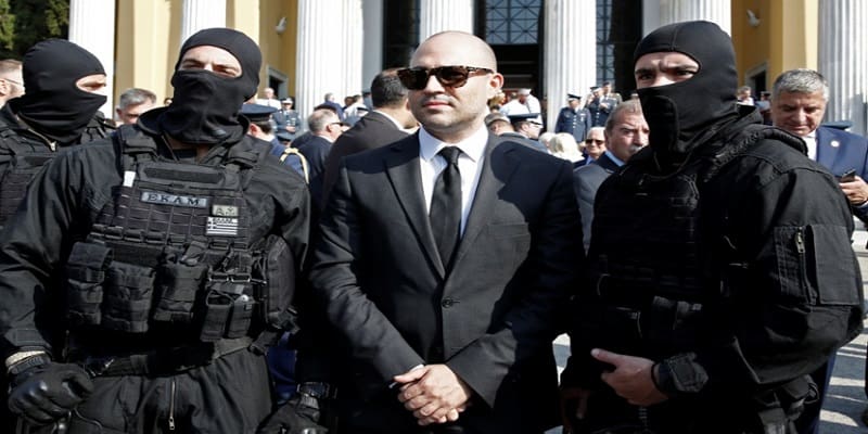 Κλείστε τα παράθυρα μην μπει το φίδι μέσα...