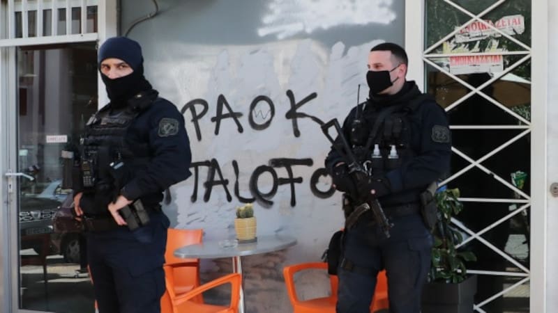 Διοικήσεις ομάδων μεταφέρουν σάκους με πιστόλια για οπαδούς