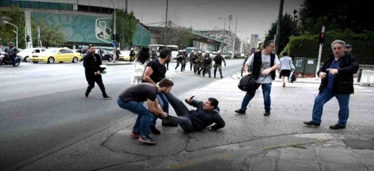 Ασφαλίτης πιάστηκε στα πράσα έξω από τη ΓΑΔΑ