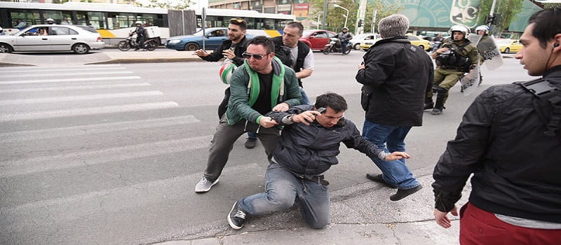 Ασφαλίτης πιάστηκε στα πράσα έξω από τη ΓΑΔΑ