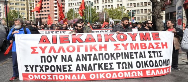Ο Δ. Κουμπούρης παραδίδει στον αστυνομικό διευθυντή το πιστόλι και τις ταυτότητες του ασφαλίτη