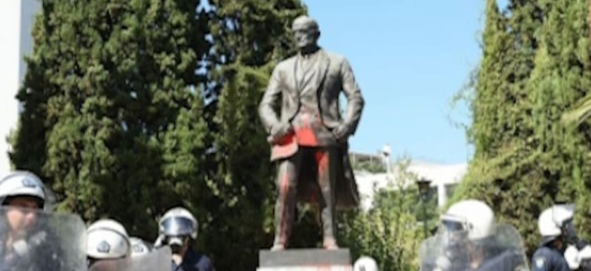 Αφιέρωση ΠΑΜΕ σε Πάιατ και Πομπέο: «Ελάτε τώρα να βγάλετε selfie»