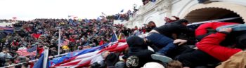 Βίντεο δείχνει την αστυνομία να ανοίγει τον δρόμο στους εισβολείς