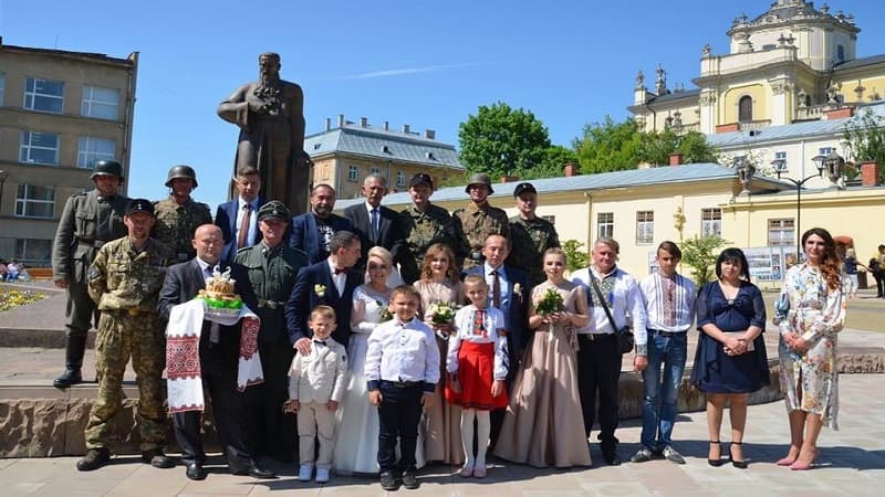 Γάμος με στολές της ...Βέρμαχτ στην Ουκρανία