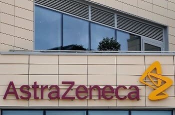 Παραμένει το αδιέξοδο ΕΕ - AstraZeneca στο φόντο του «πολέμου» των εμβολίων