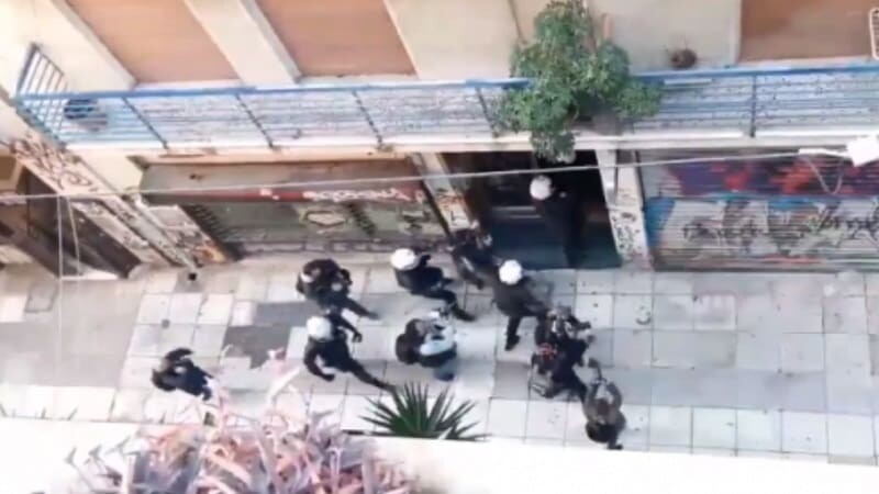 Γιατί χαίρεται και χαμογελά ο υπουργός, πατέρα;
