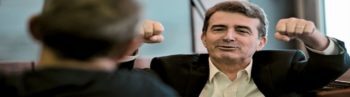 Γιατί χαίρεται και χαμογελά ο υπουργός, πατέρα;