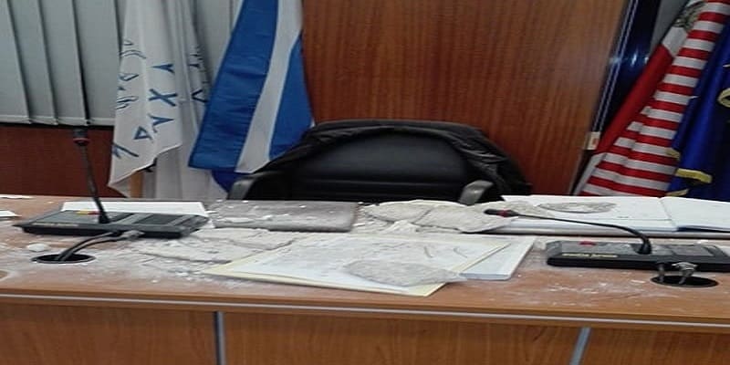 Γονείς «κατέθεσαν» τους πεσμένους σοβάδες των σχολείων