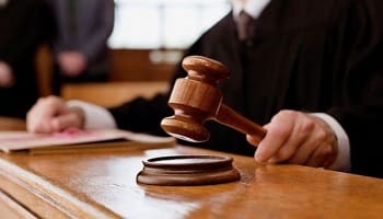 Δικαστής σε ρόλο υπερασπιστή χρυσαυγίτη βιαστή ανηλίκων