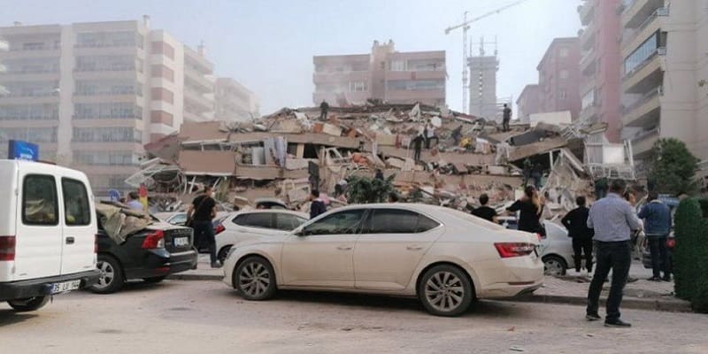 Δραματικές στιγμές και κατάρρευση πολλών κτιρίων στη Σμύρνη