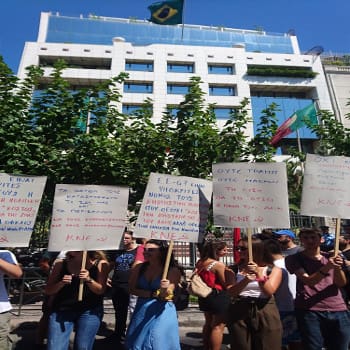 Δυναμική παρέμβαση της ΚΝΕ στην πρεσβεία της Βραζιλίας