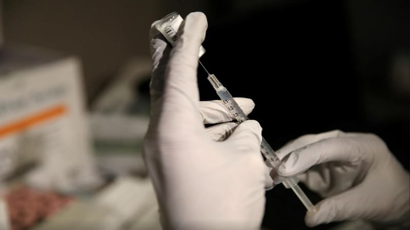 Εμβόλιο Covid: Συνεχίζεται η «σφαγή» ομίλων και κρατών για τη διανομή του