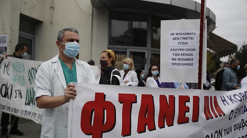 Ευαγγελισμός: Με χειροπέδες προσήχθη εργαζόμενη στο Τμήμα