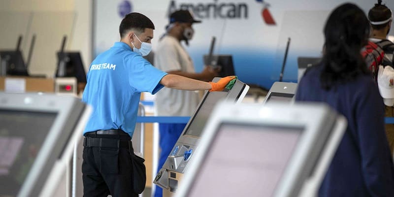 Η American Airlines στέλνει «ραβασάκι» σε 25.000 εργαζομένους για άδεια άνευ αποδοχών