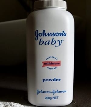 Η J&J γνώριζε για δεκαετίες ότι προϊόντα της περιείχαν αμίαντο