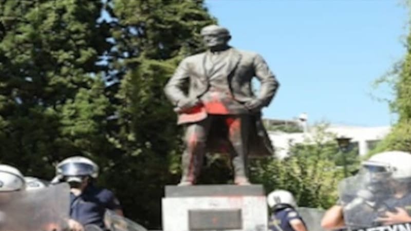 Η ιστορία ενός ...ασταθούς αγάλματος